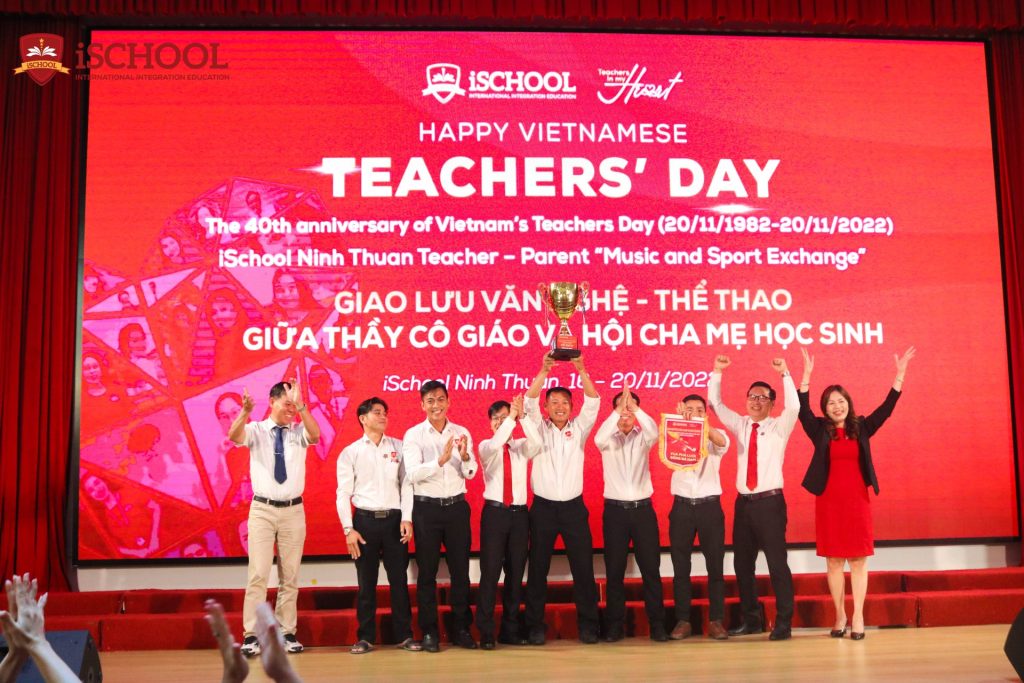 Thầy Lê Phan Minh Nhật (thứ Hai, bên phải) trong những hoạt động thể dục thể thao của trường